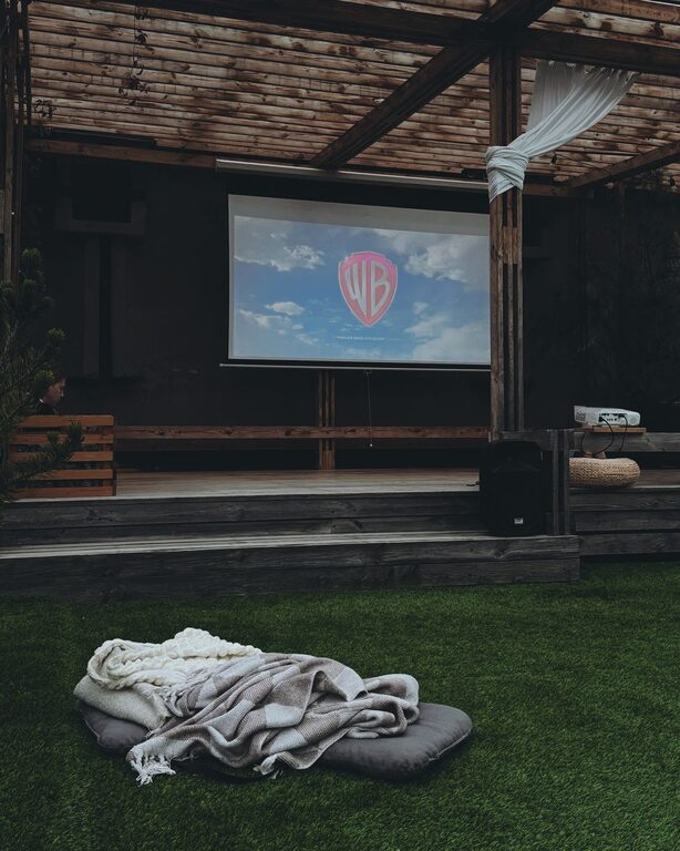 How to Plan the Perfect Screen-Light Evening for Relaxation